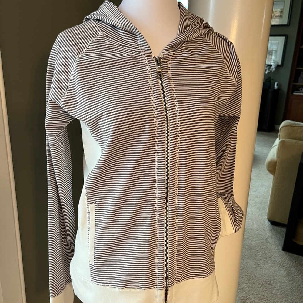 Aventura zip light weight jacket size S